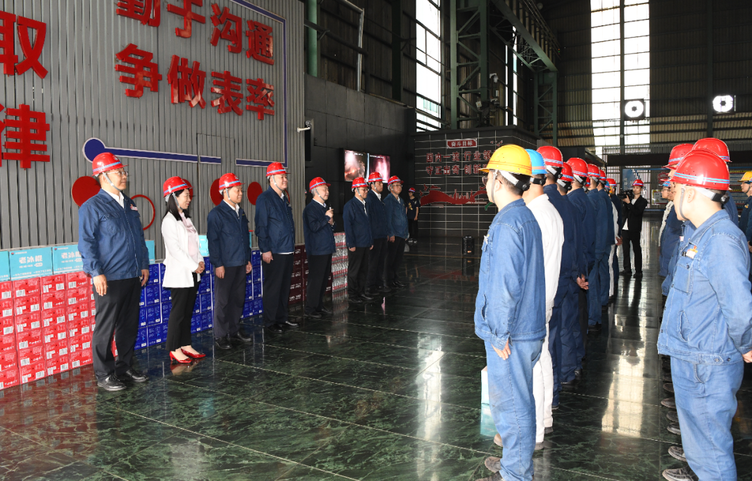 楊海峰一行到陜鋼集團龍鋼公司送清涼