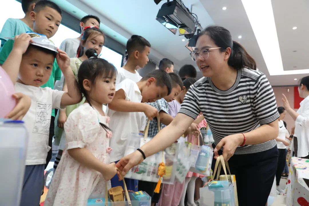 龍鋼公司舉辦2024年女職工玫瑰書(shū)香閱讀暨“六一”親子實(shí)踐活動(dòng)