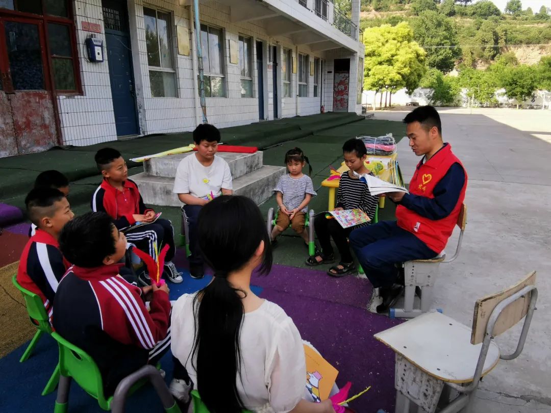 龍鋼公司舉辦2024年女職工玫瑰書(shū)香閱讀暨“六一”親子實(shí)踐活動(dòng)