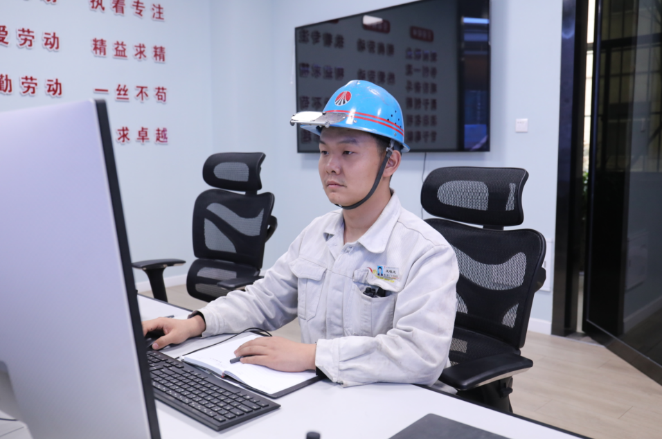 把青春煉成勞模勛章——記陜鋼集團(tuán)2023—2024年度勞動模范王程龍