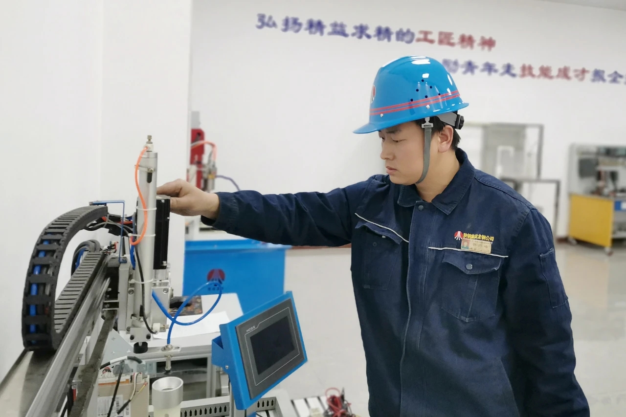 高爐旁的電氣自動(dòng)化“追光者”