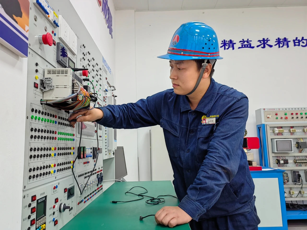 高爐旁的電氣自動(dòng)化“追光者”